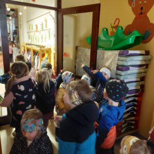 Puščica nas usmerja v levo